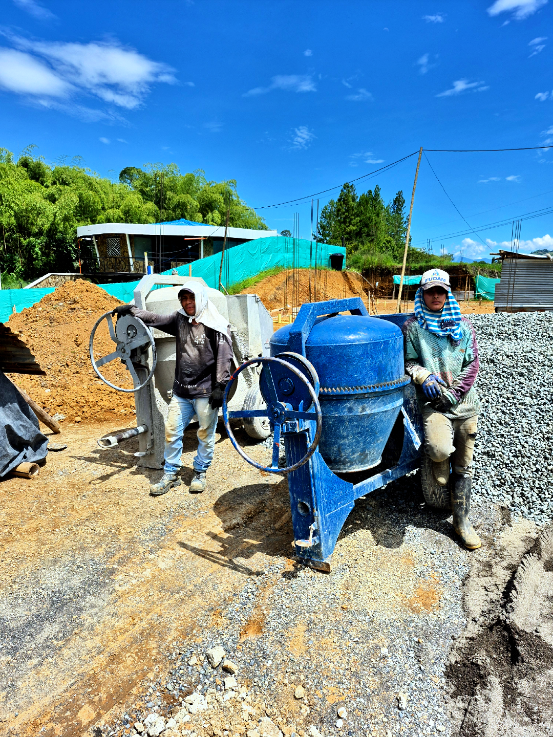 Andamios tubulares con mezcladora en construcción