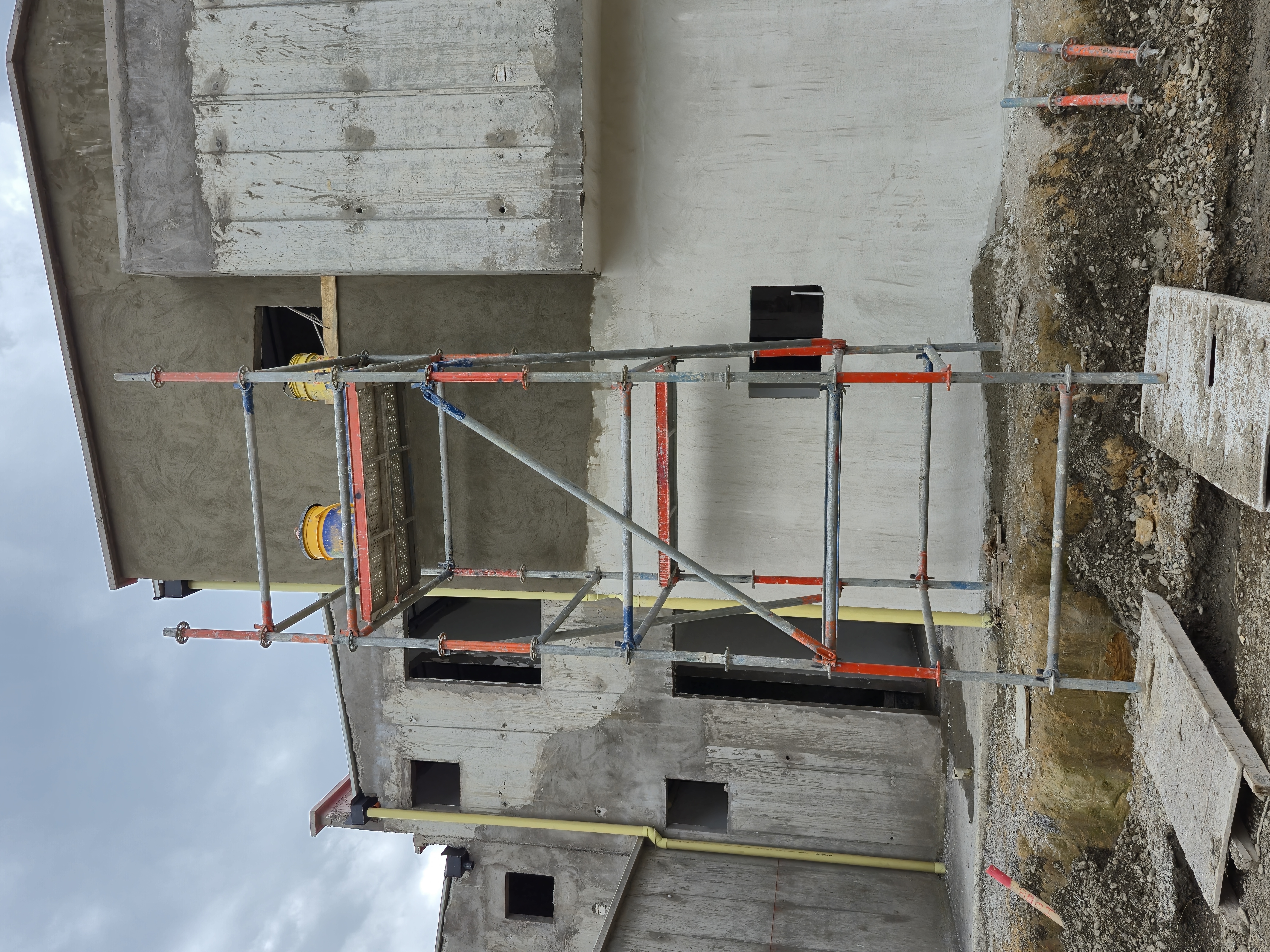 Instalación de andamios para mantenimiento de fachada